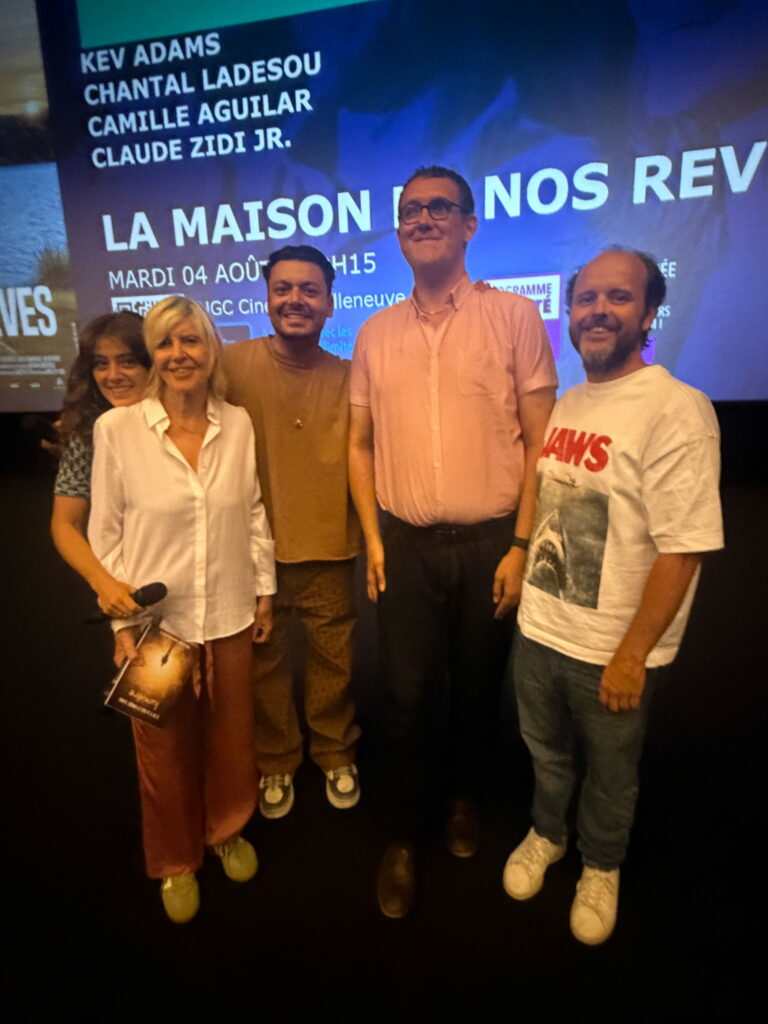 Nicolas Karasiewicz entouré de membres de l’équipe du film La Maison de nos rêves lors d’une avant-première.