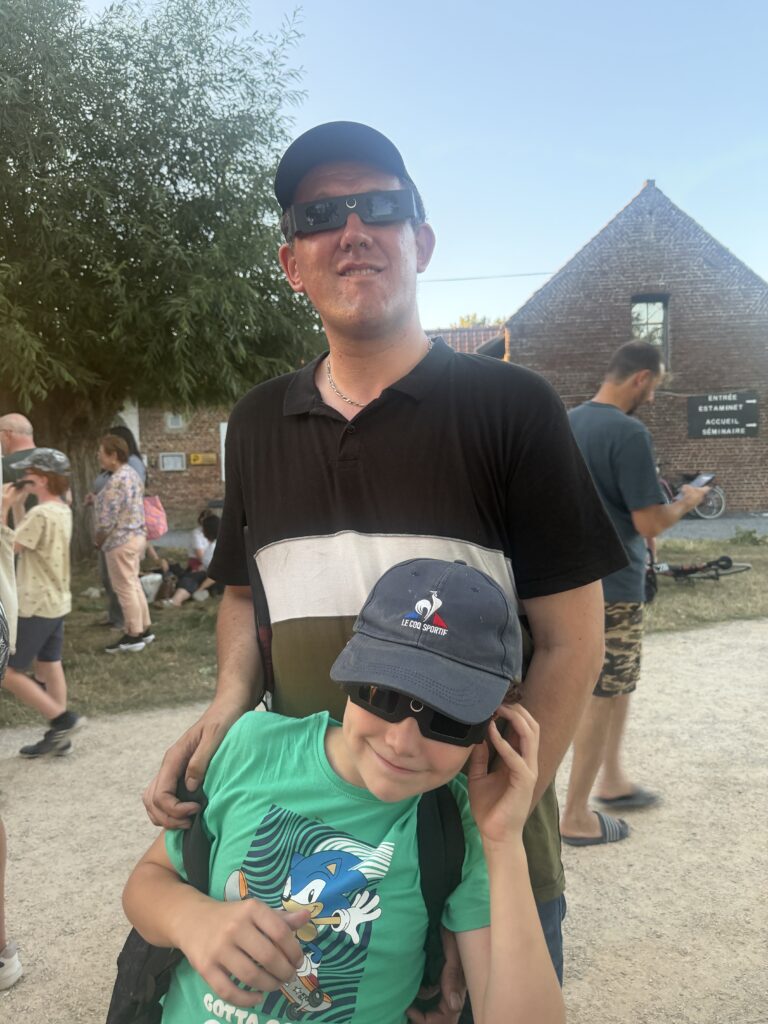 Nicolas Karasiewicz avec son fils lors de l’éclipse du 12 août 2026